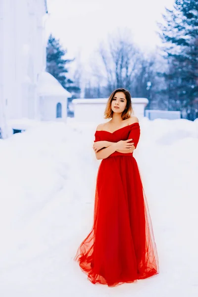 Belle fille vierge des neiges aux cheveux roux sur la nature février. Chute de neige en février. Longue robe rétro — Photo