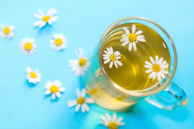 Fincan çay ve chamomiles ahşap arka plan üzerinde