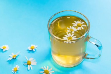 Fincan çay ve chamomiles ahşap arka plan üzerinde