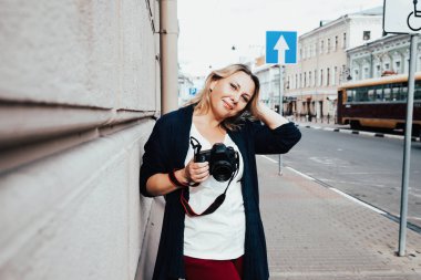 Kadın fotoğrafçı DSR kamerasıyla fotoğraf çekiyor.