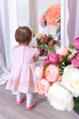 Küçük güzel kız büyük bir ayna ile çalış.