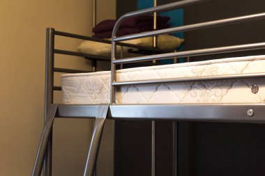 Turistler veya öğrenciler için hostel odası içinde Yataklar. Hostelde ranza