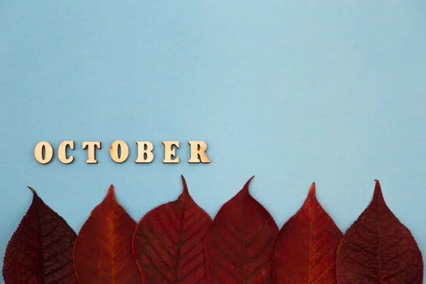 Outono, folhas vermelhas, a palavra Outubro . — Fotografia de Stock