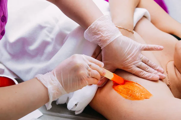 Gros plan de la femme se faisant épiler les aisselles b y esthéticienne dans un salon de beauté — Photo