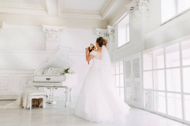 Lüks bir parlak odada poz muhteşem gelin.