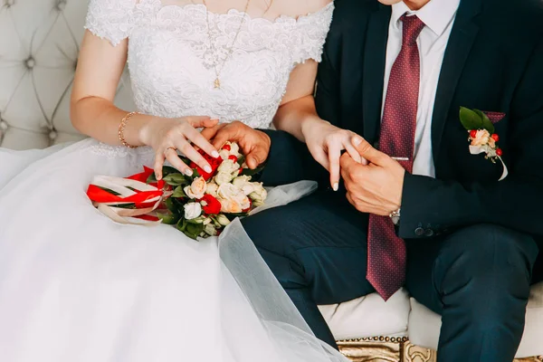 Anelli nuziali nelle mani degli sposi — Foto Stock