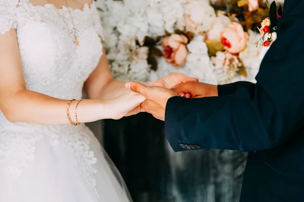 Primo piano della mano dello sposo che tiene la prima tenera sposa — Foto Stock