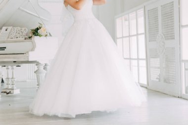 Güzel çekici gelin gelinlik uzun tam etek, beyaz arka plan ile dans ve gülümse