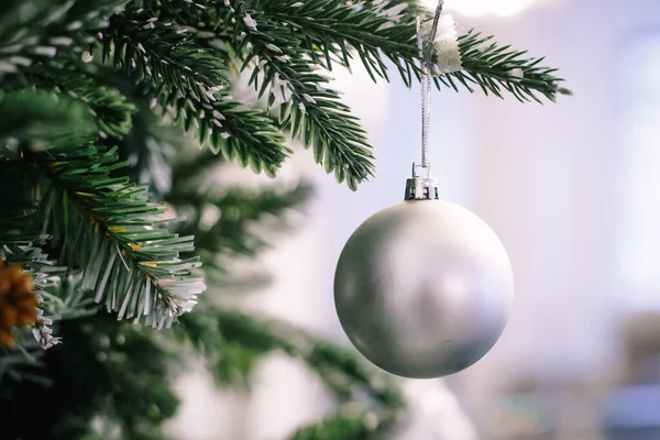 Rama de árbol de Navidad decorada con bolas de plata y decoración blanca — Foto de Stock
