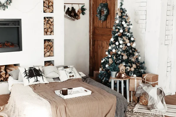 Noel 'in içinde ağaç ve şömine var. Kır evindeki oturma odası ışıklar ve mumlarla dekore edilmiş.