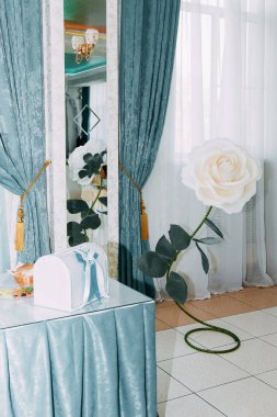 Klasik tarzda dekore edilmiş düğün ziyafeti salonu.