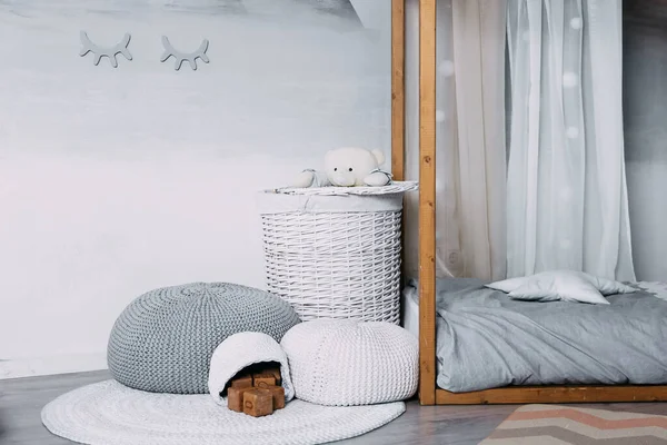 Quarto de bebê em estilo escandinavo com poltrona e cama de madeira — Fotografia de Stock
