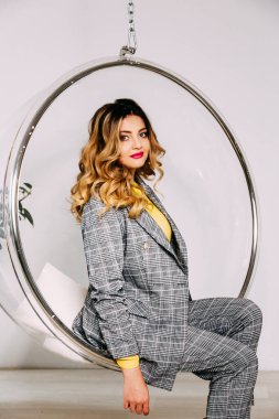 Modern Ofiste Koltukta Oturan İş kadınının Portresi