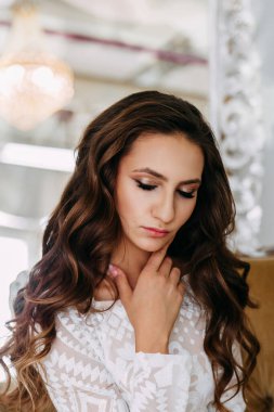 Uzun kıvırcık saçlı bir kadın. Uzun saçlı, güzel esmer bir kızın portresi.