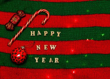 Noel arkaplanı. Örgü süveter ve Noel süslemeleri, üst manzara. Noel sakin hayat.