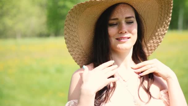 Art Village Autentiska Skönhet Retro Dam Njuta Naturen Blommande Gult — Stockvideo