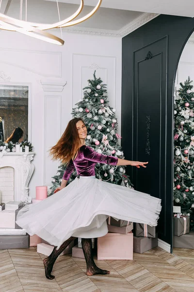 Belle Fille Femme Près Sapin Noël Souriant Dansant Dans Une — Photo