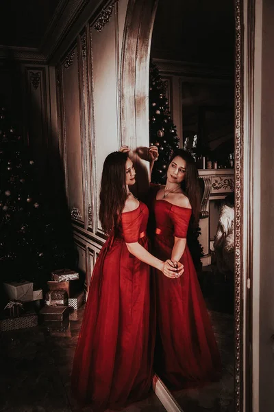 Noel Partisi Sahnesi Muhteşem Kırmızı Elbiseli Kadın Modaya Uygun Bir — Stok fotoğraf