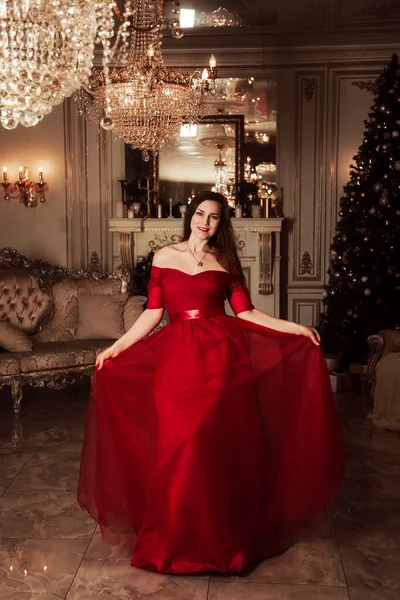 Scène Fête Noël Femme Robe Rouge Magnifique Concept Mode Salle — Photo