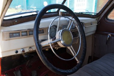 Eski bir direksiyon simidi. Eski usul araba direksiyonu.