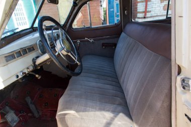 Eski bir arabanın yakın çekim salonu.