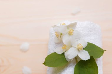 Havlular ve yasemin çiçekleriyle kaplıca hayatı