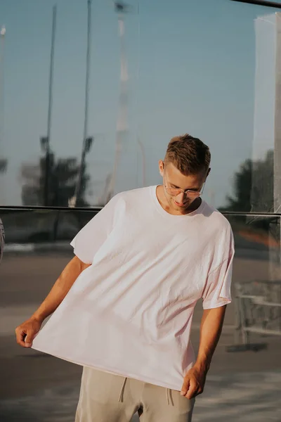 Mann Mit Leerem Shirt Posiert Gegen Glasspiegelwand Der Stadtstraße Vordere — Stockfoto