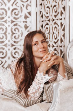 Gelinlerin romantik atmosferi. Bakımevinde gelin. Gelin sabahı hazırlığı.