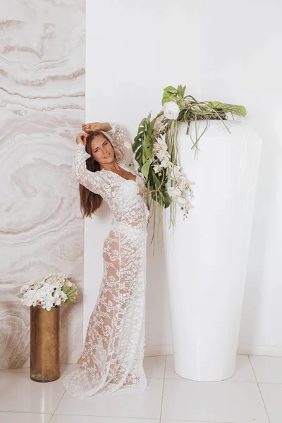 Portrait de belle femme en négligée dans la chambre, espace de copie. Mariée en dentelle robe de chambre le matin . — Photo