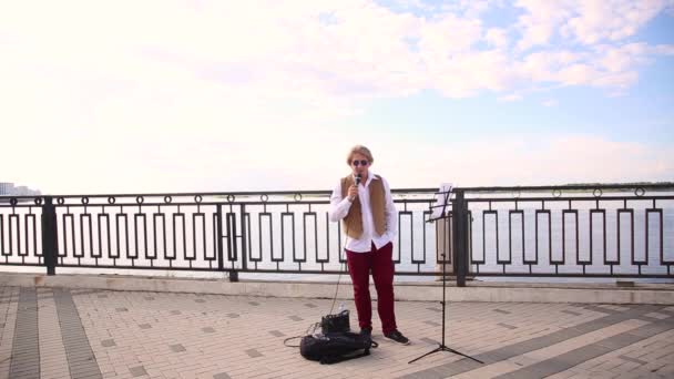 Retrato de un joven que canta una canción desde el exterior — Vídeos de Stock