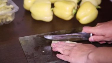 Kadın elleri biber kesiyor..