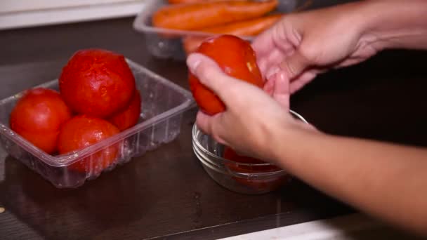 Bollire i pomodori in acqua calda — Video Stock