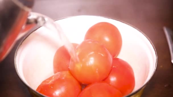 Tomaten in heet water koken — Stockvideo