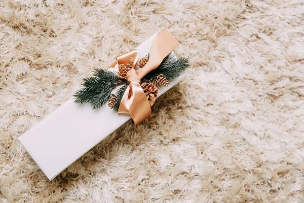 Schön Verpackte Weihnachts Und Neujahrsgeschenke Liegen Auf Der Flauschigen Decke — Stockfoto