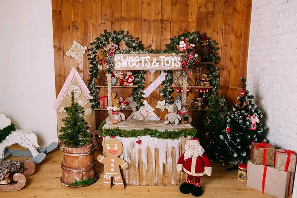 Noel ve yeni yıl için dekore edilmiş çocuk odası..