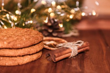 Noel sabahı havası: bir fincan sıcak çikolata ve el yapımı kurabiye. Tarçın ve yılbaşı ışıklarıyla süslenmiş beyaz kupa ve kâseyle servis ediliyor. Oldukça romantik bir kahvaltı.