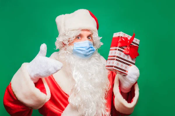 Coronavirus. Convid-19. De Kerstman draagt een gezichtsmasker om CORONAVIRUS te voorkomen. — Stockfoto