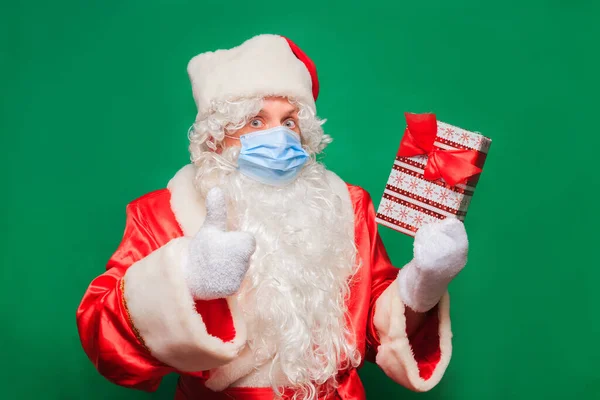 Coronavirus. Convid-19. De Kerstman draagt een gezichtsmasker om CORONAVIRUS te voorkomen. — Stockfoto