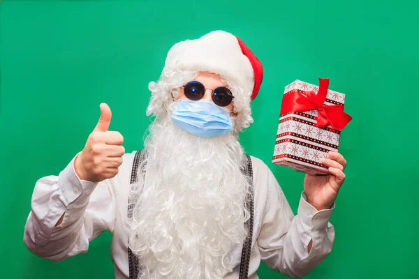 2021 viering grappige funky santa hipster rode hoed vouw armen feestelijke noel partij dragen gaas masker infectie preventie — Stockfoto