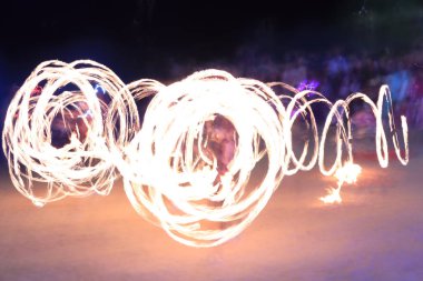 Uzun pozlama gece fireshow. Işık oyunu. Soyut. Sanat çalışmaları