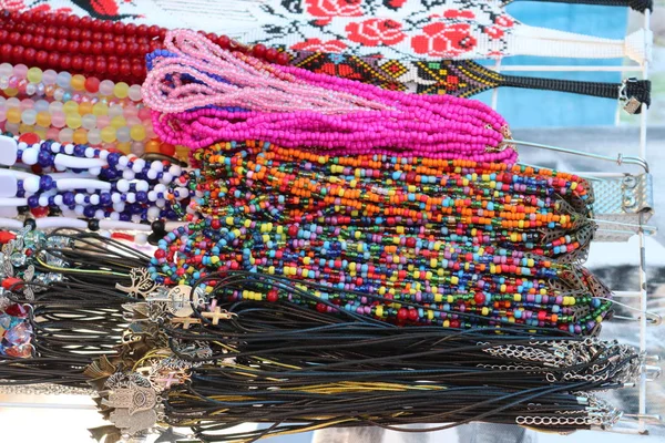 Farklı renklerde boncuk bir sürü açık hava fuarında satıyoruz. Ukrayna geleneksel el yapımı takı