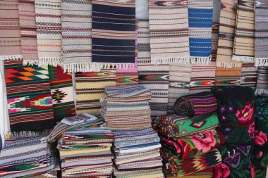 Sorochyntsi fuar outroors satılık Uktainian geleneksel kumaş halılar. Ukrayna, Avrupa yerel gelenekleri