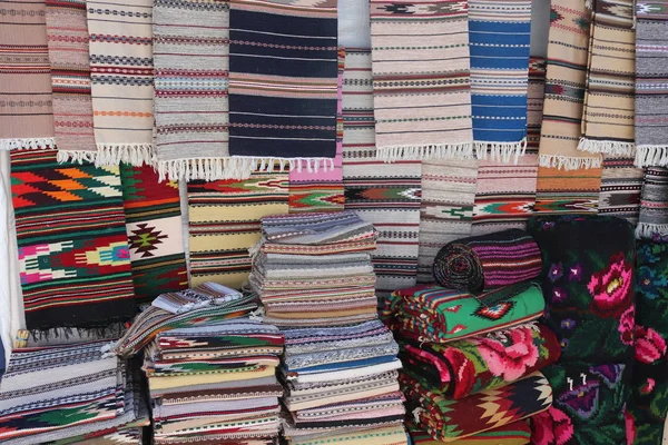 Sorochyntsi fuar outroors satılık Uktainian geleneksel kumaş halılar. Ukrayna, Avrupa yerel gelenekleri