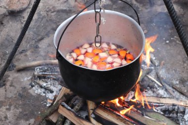 Açık havada ateşte pişirilmiş şarap. Piknik. Ateşin yanında romantik bir kaçış..