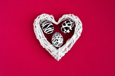 Paskalya yumurtaları kümesi boyalı zebra, inek, kar leoparı içinde beyaz hearton kırmızı arka plan gibi. Üstten Görünüm.