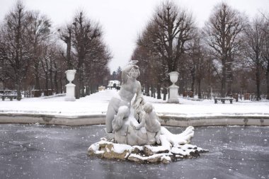 Schloss Shoenbrundvienna Kışın kar altında Sternbassin