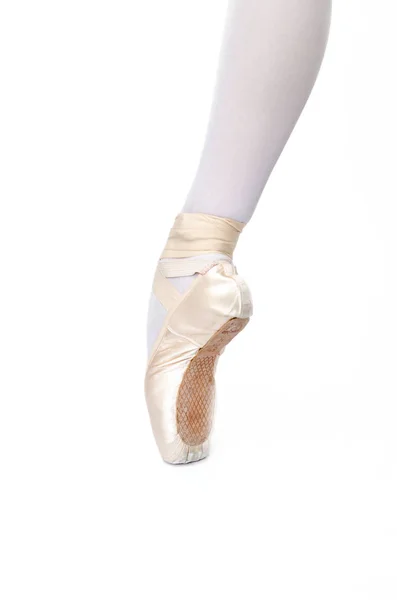 Нога балерини на в'язкому ізольованому білому тлі — стокове фото