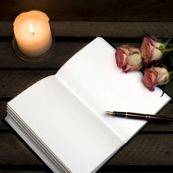 Caderno Com Uma Caneta Vela Acesa Rosas Fundo Madeira Escura — Fotografia de Stock