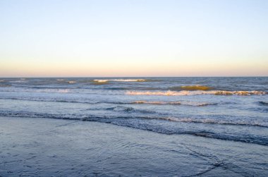 Güzel görünüm mavi denizde akşam