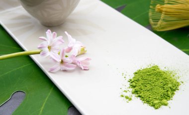 Matcha çay, yeşil yaprak hazırlamak için ayarla